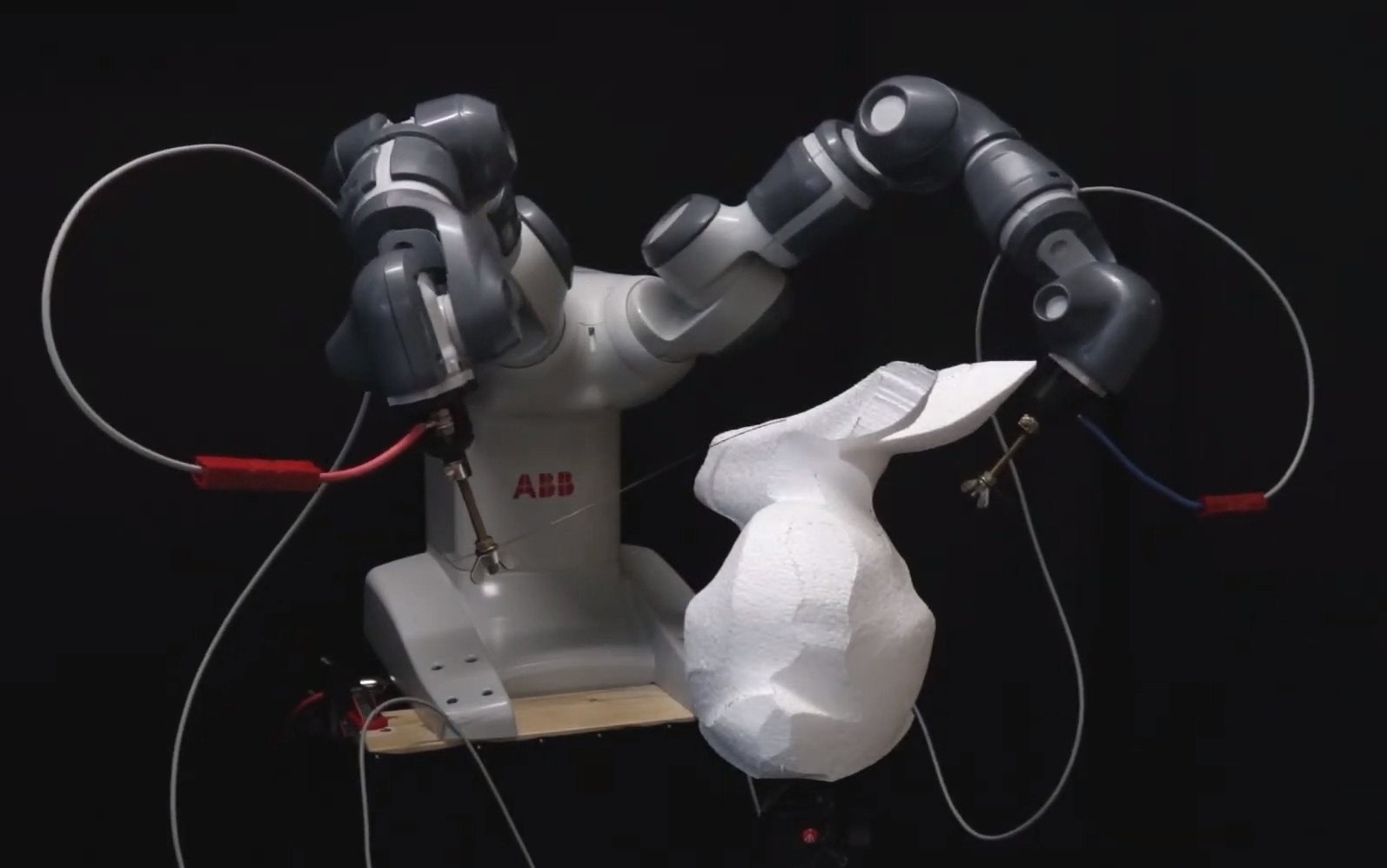 Raffinierter Heiss-Draht-Schneide-Roboter