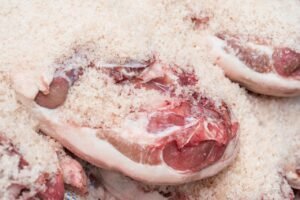 Einpöklen von Schinkenfleisch